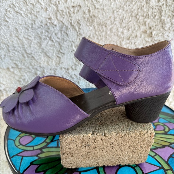 Delightful Size 8 Leather Purple Peep Toe 1.5inch heels with Floral Accent - Picture 7 of 7